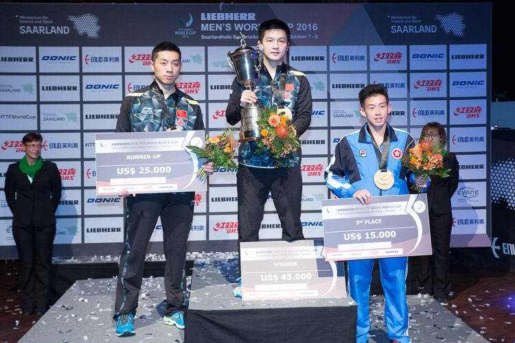 Und hier noch einmal alle Platzierten auf einem Foto: Der Sieger Fan Zhendong in der Mitte, der Zweitplatzierte Xu Xin links und der Drittplatzierte Wong Chun Ting rechts. 